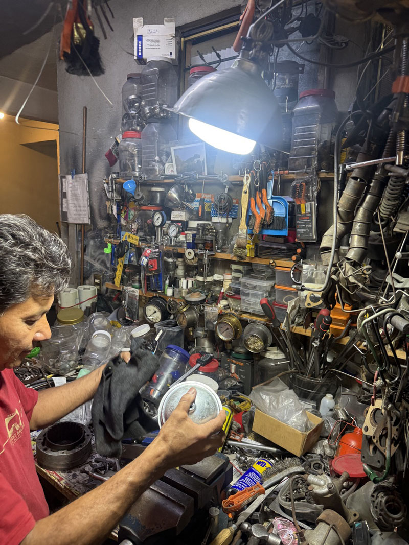 Pièces détachées dans la boutique de Felipe
