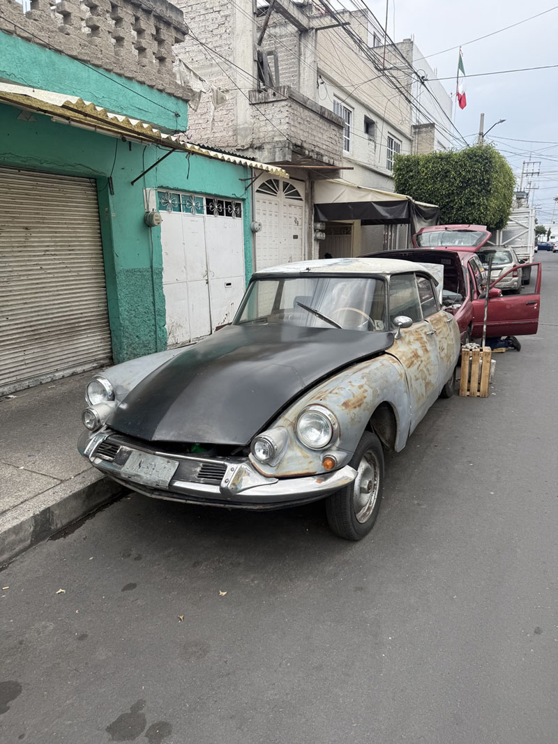 Autres Citroën DS devant et dans l'atelier